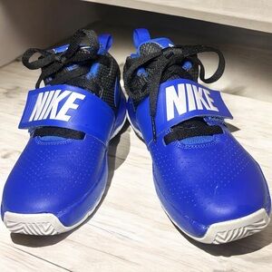 Nike Boys Team Hustle D8 881941-405 Blue Basketball Shoes Sneakers Size 1Y